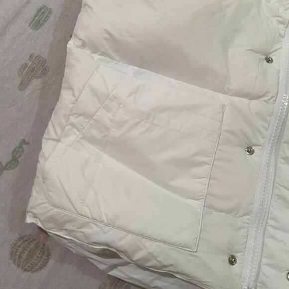 Canada Goose White Stand Collar Down Vest - Picture 5 of 11